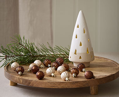 Decoratieve schaal in eiken met kerstballetjes en witte decoratie kerstboom