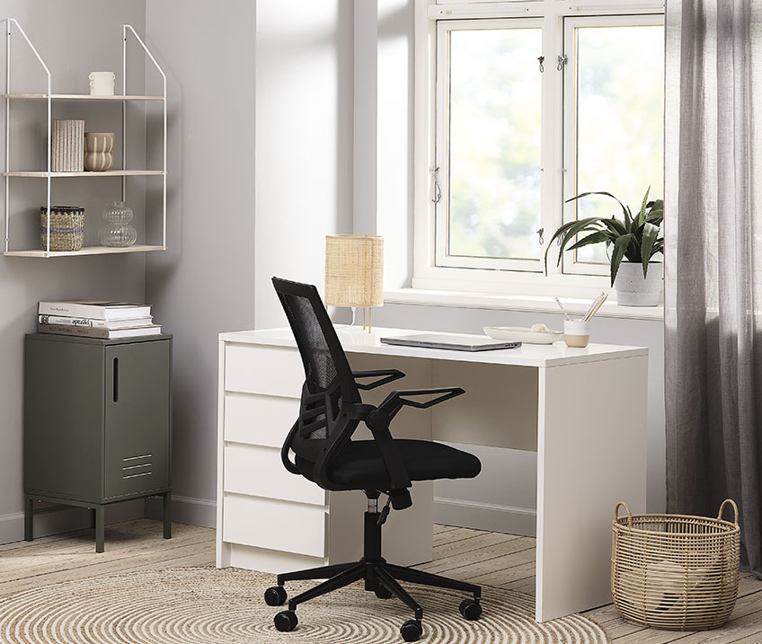 Wit bureau met tafellamp, bureaustoel en prullenbak in kantoor
