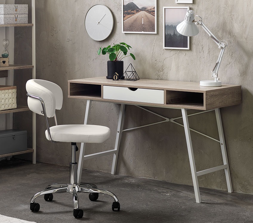 Witte bureaustoel aan een bureau met een lade en opbergruimte