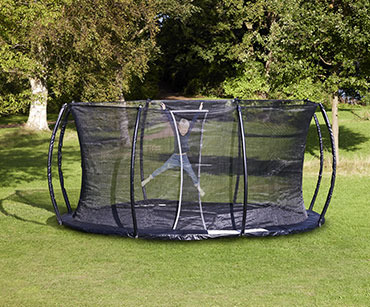 Zwarte trampoline in de grond met veiligheidsnet