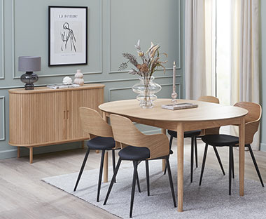 Ovale tafel met stoelen en dressoir