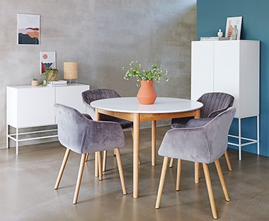 Ronde witte tafel van hout met 4 fluwelen stoelen