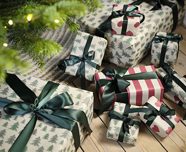 Diverse ingepakte cadeautjes met inpakpapier met kerstprint