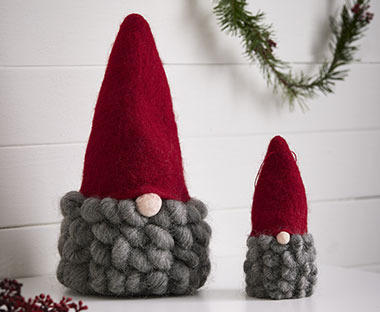 Kerstelf met rode hoed en grijze baard