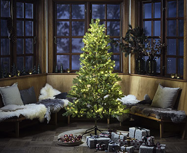 Verlichte kerstboom met cadeautjes