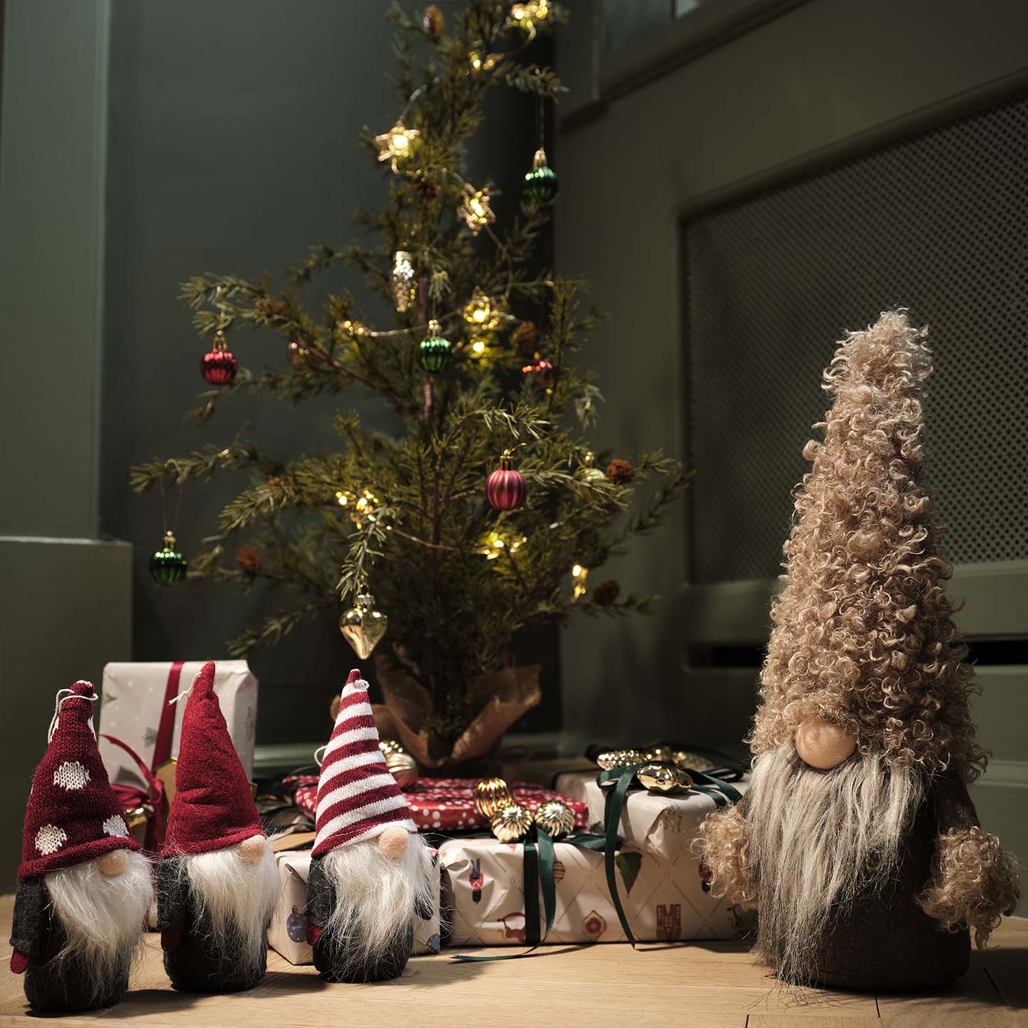 De kerstelfen trekken in