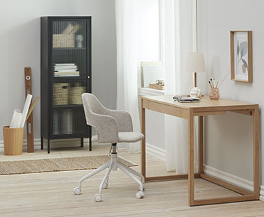 Zand/wit kleurige bureaustoel met eiken bureau