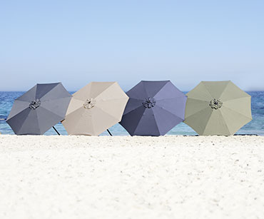 Vier parasols in de kleuren grijs, zand, blauw en grond
