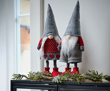 Twee kerstmannen met grijze mutsjes bij elkaar 