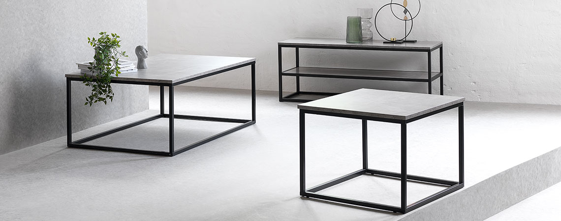  Tv-meubel, bijzettafel en salontafel met zwart metalen onderstel en een tafelblad in betonlook