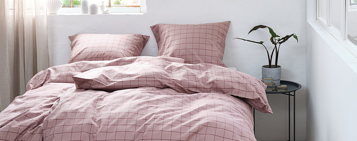 Slaapkamer met roze dekbedovertrek