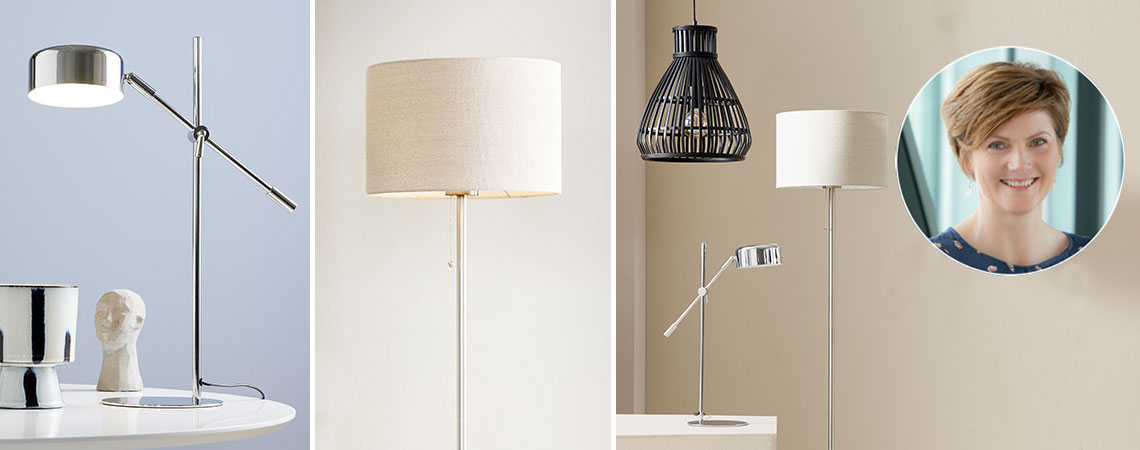 Zwarte hangende lamp, witte staande lamp, chromen tafellamp en een afbeelding van Tina Nymann 
