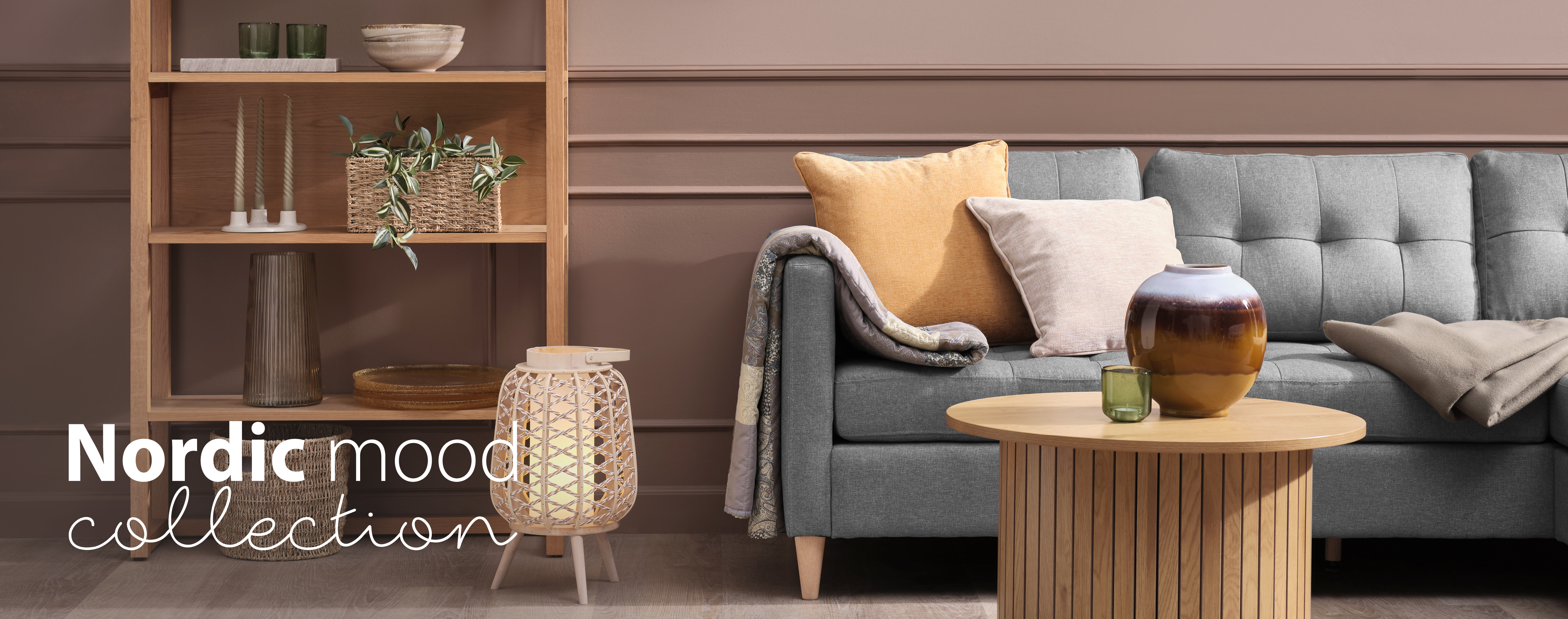 Inrichting met meubels in natuurlijke materialen en warme kleuren