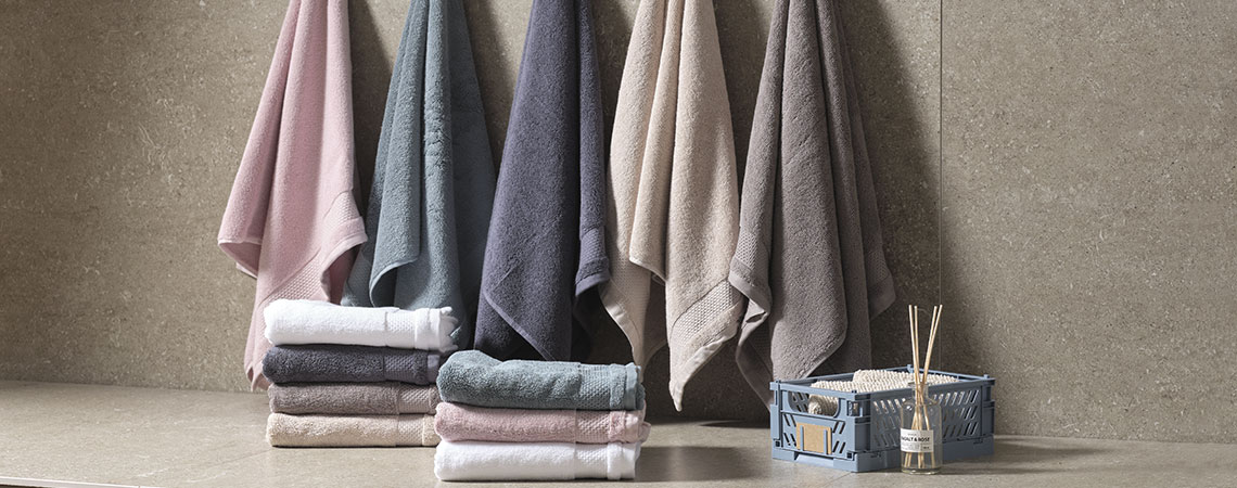 Handdoeken in verschillende kleuren in de badkamer