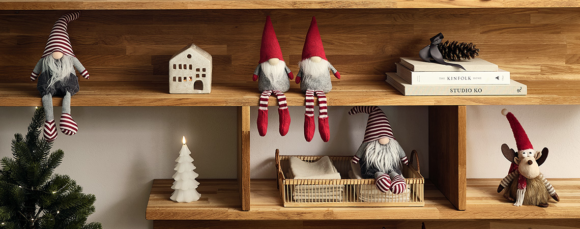Kerstkabouters en kerstelfjes in een woonkamer versierd voor de feestdagen