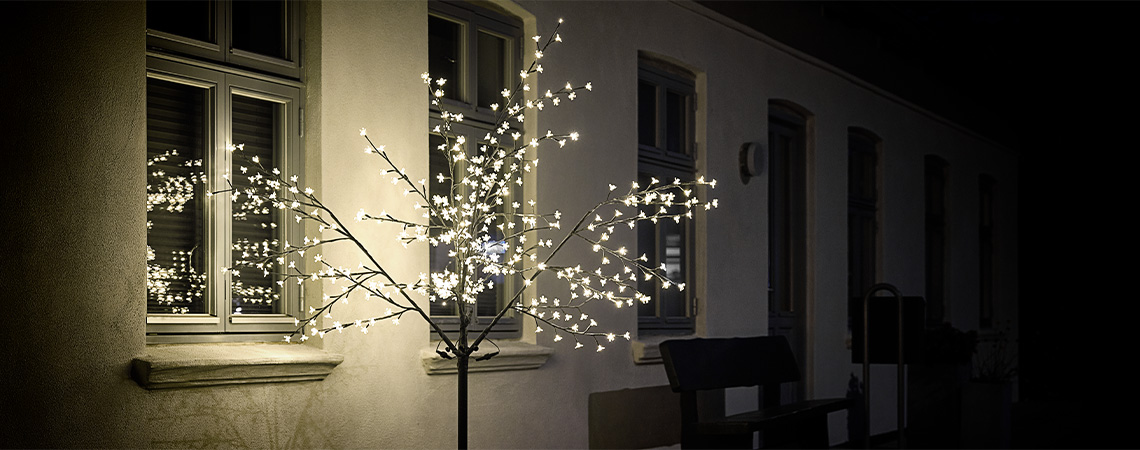 LED-lampjesboom buitenshuis in de winter 