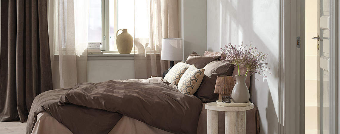 Bed met hoeslaken, dekbedovertrek en kussensloop