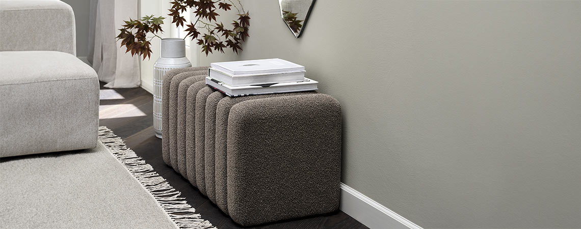 Donker zandkleurige bank