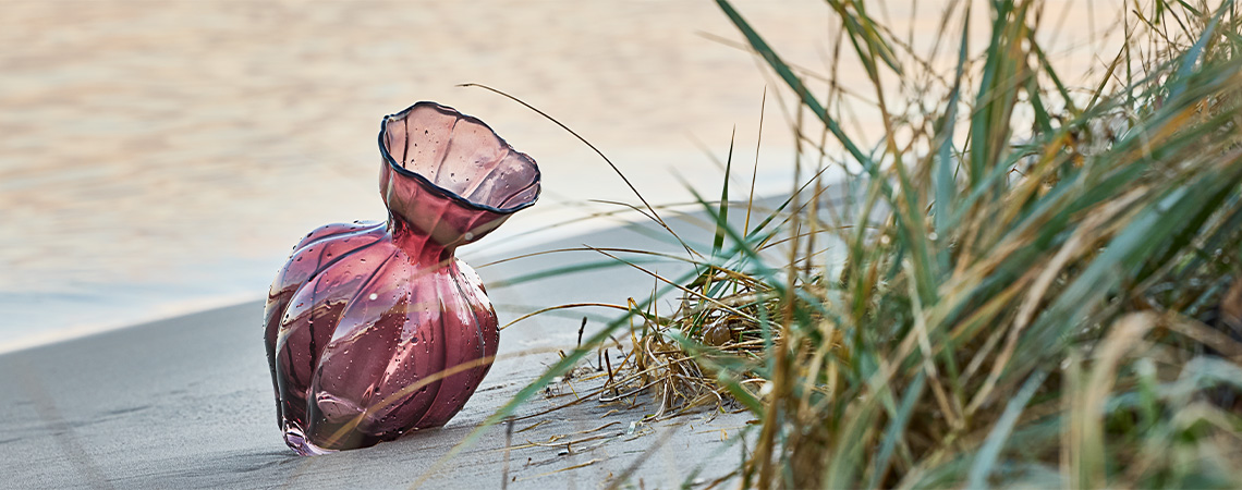 VILMER vaas Decoratieve glazen vaas op het strand