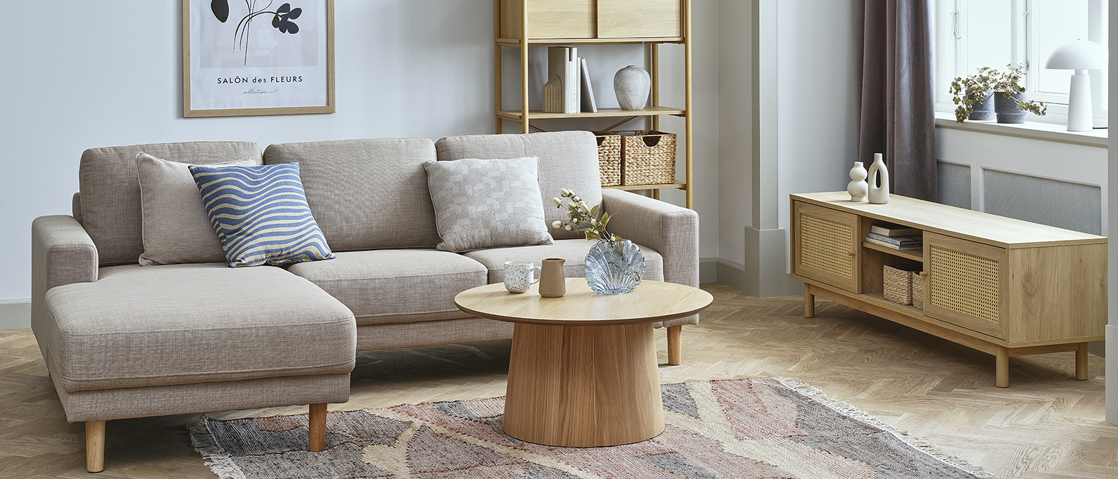 EGENSE bank met chaise longue, KLIPLEV salontafel en HILLESTED TV-meubel Woonkamer met bank met chaise longue
