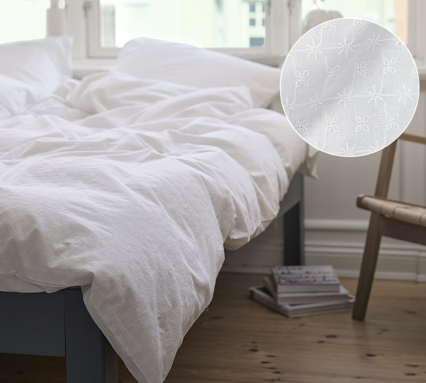 Bed met dekbedden en kussens in wit beddengoed Bed met dekbedden en kussens in wit beddengoed