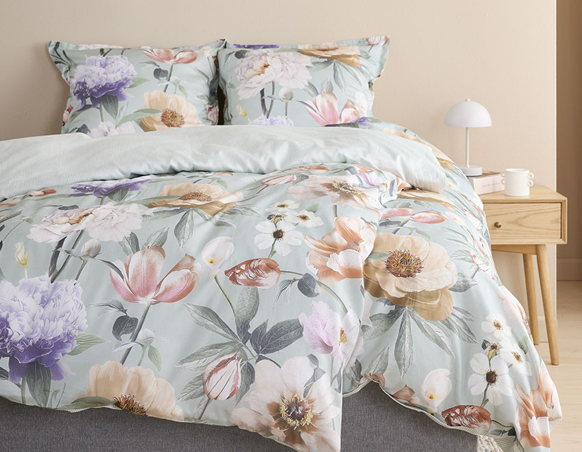 Dekbedovertrek ERNA is 100% katoensatijn Fleurig beddengoed in een lichte slaapkamer