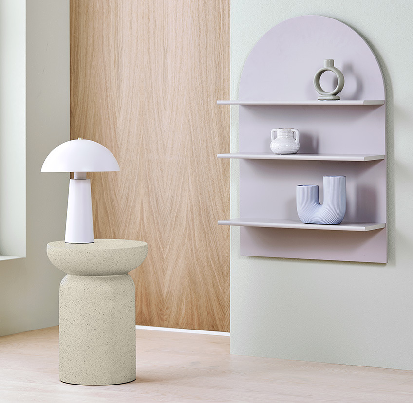 Kleine bijzettafel in beige, witte klassieke lamp en grijze wandplank met drie planken 