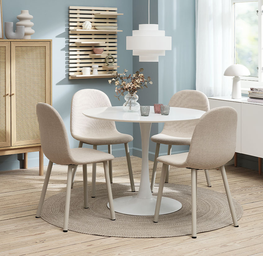 Lichtbeige eetkamerstoelen en ronde eettafel in wit