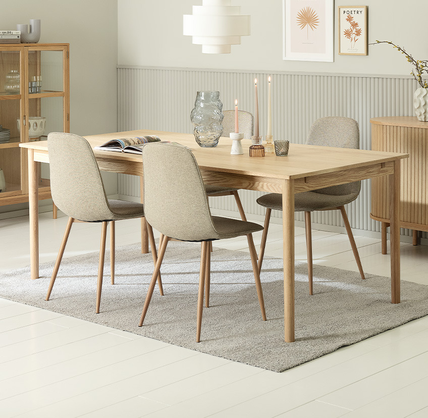 Zand/eiken eetkamerstoelen en houten eettafel 