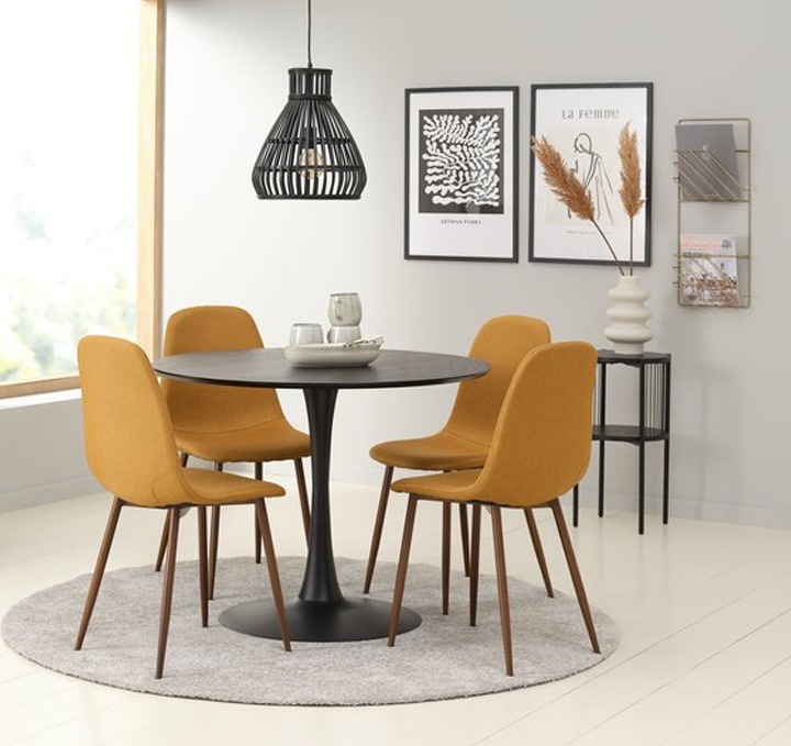 Moderne eetkamerstoelen met kerrie stof en een ronde zwarte eettafel