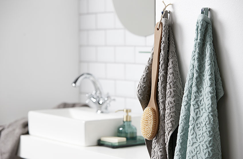 Handdoeken met patroon in een badkamer