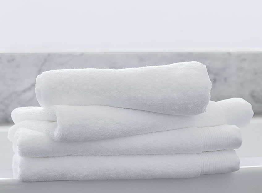 Witte handdoeken op een stapel in een badkamer