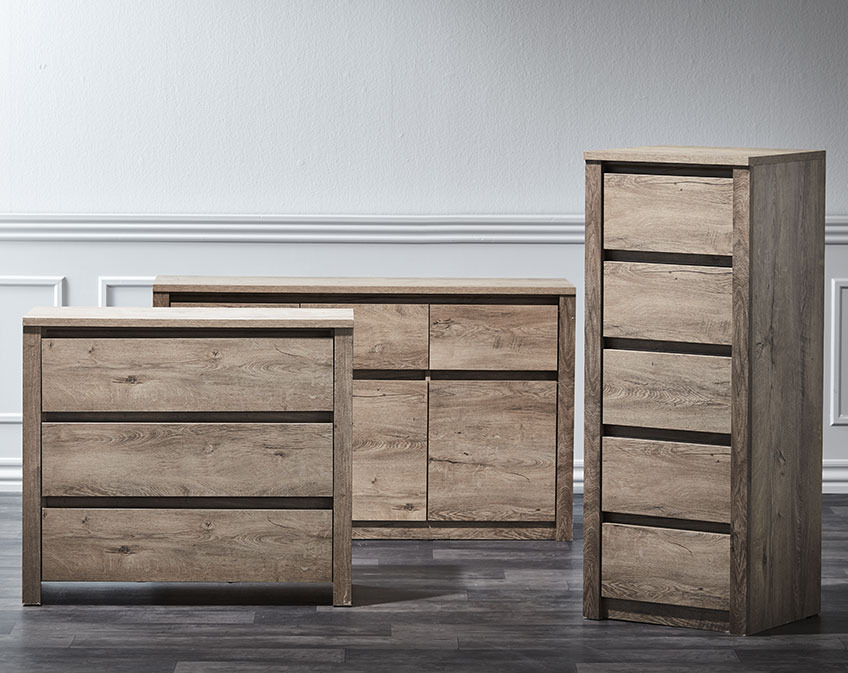 Twee houten ladekasten en een dressoir