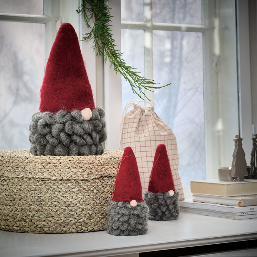 MUGGLESTEN kerstman is er in twee maten Kerstmannen in twee maten op een vensterbank