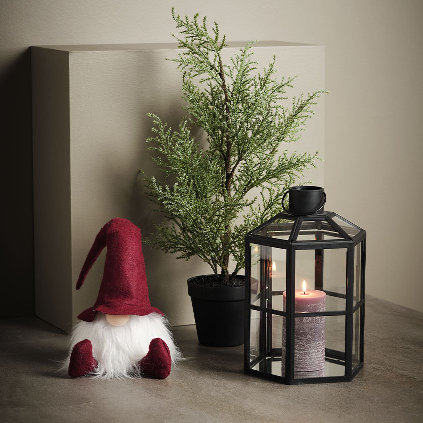 NABBI is ook geweldig voor het decoreren van lagere plekken zoals de vloer Scandinavische kerstkabouter naast kunstplant en lantaarn