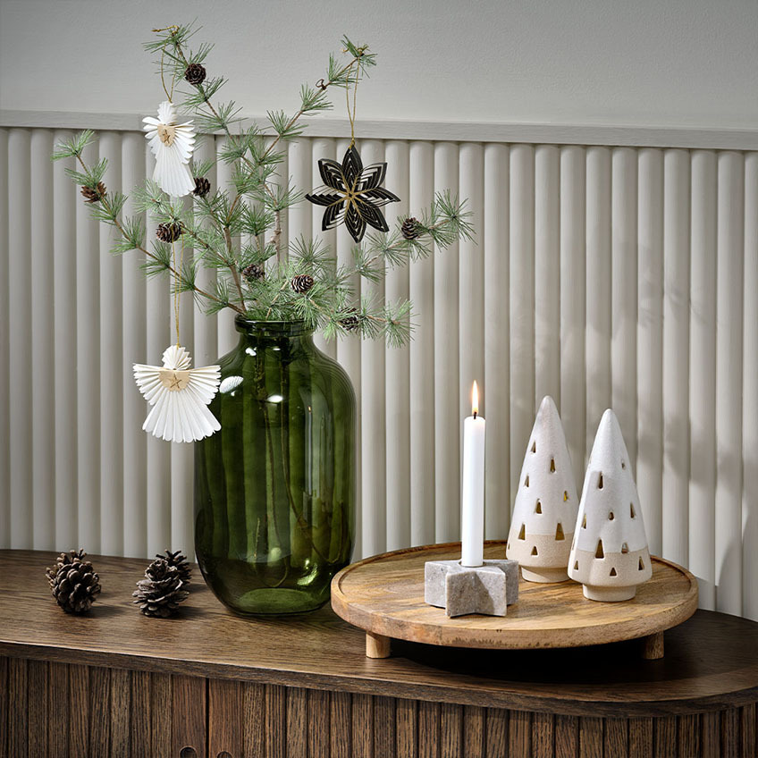 Kunstspar in groene vaas met Scandinavisch kerstdecor 