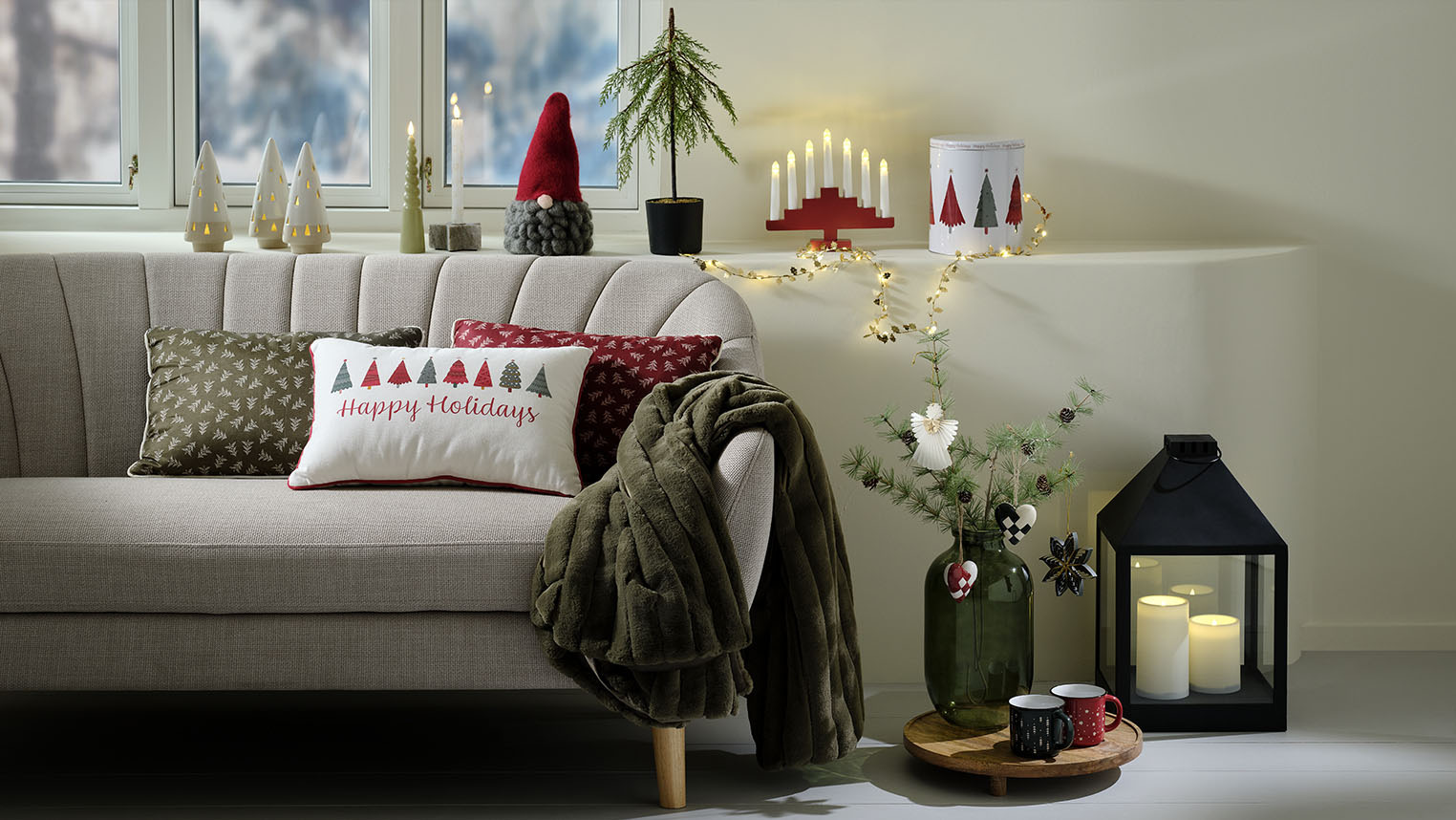 Gezellige woonkamer versierd met Scandinavische kerstdecoratie 