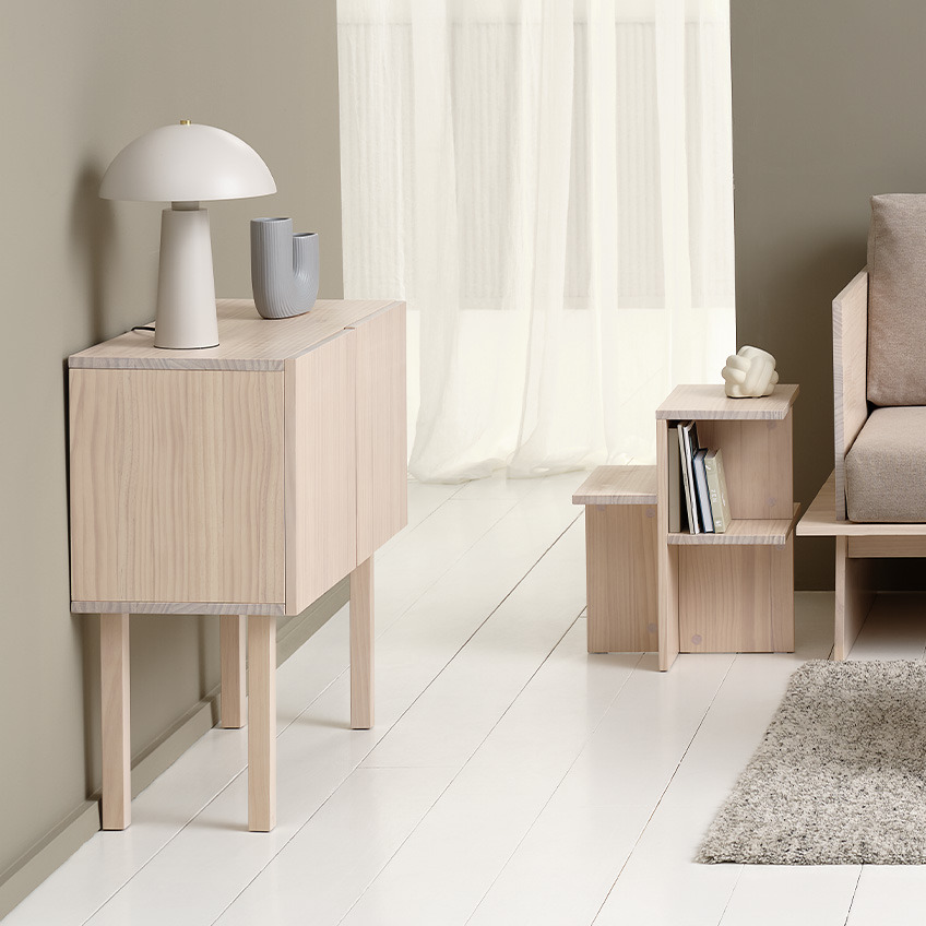 Japandi dressoit in massief grenen met minimalistische tafellamp in wit 