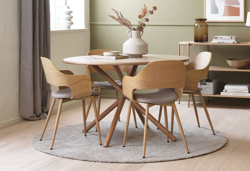 Ronde eettafel van massief eiken en eikenfineer en eetkamerstoelen van eikenfineer met grijze zittingen