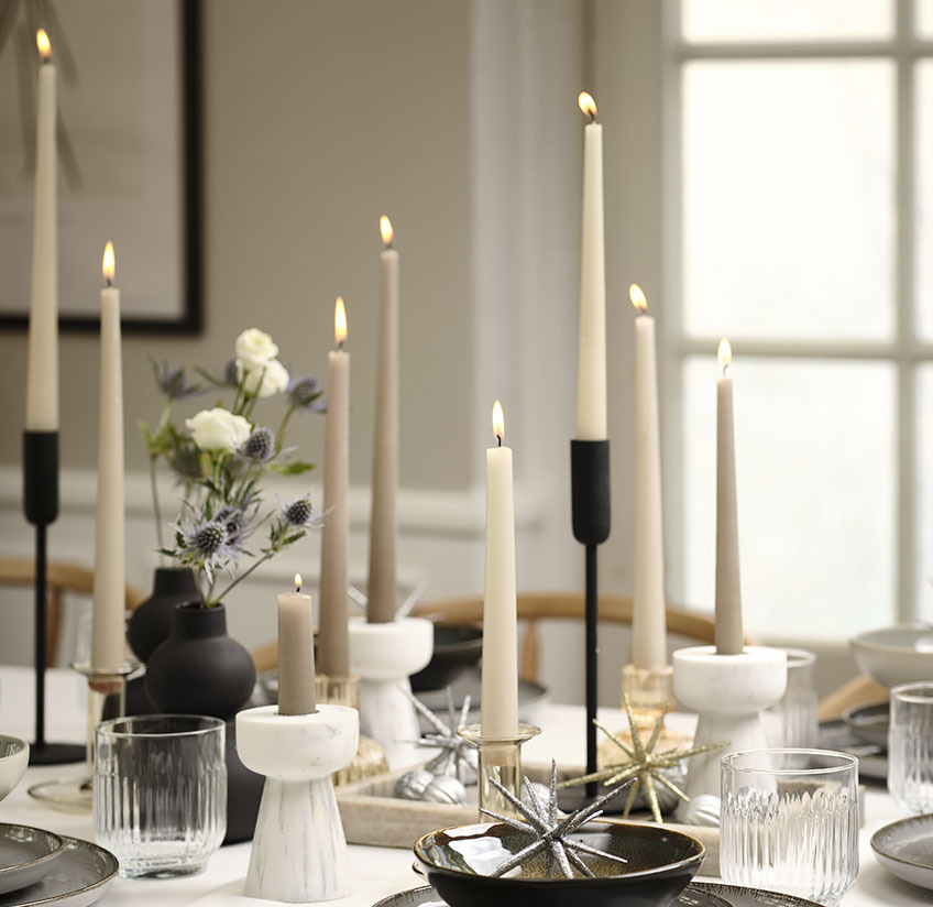 Kandelaars, kaarsen en versiering op een nieuwjaarstafel 