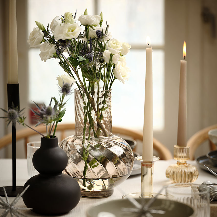 Vazen en kaarsen al decoratie op tafel