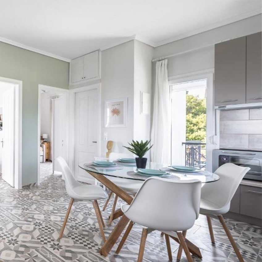 KASTRUP eetkamerstoel, AGERBY eettafel en STEINAR kunstplant Gemeubileerde eetkamer met eettafel, stoelen en accessoires