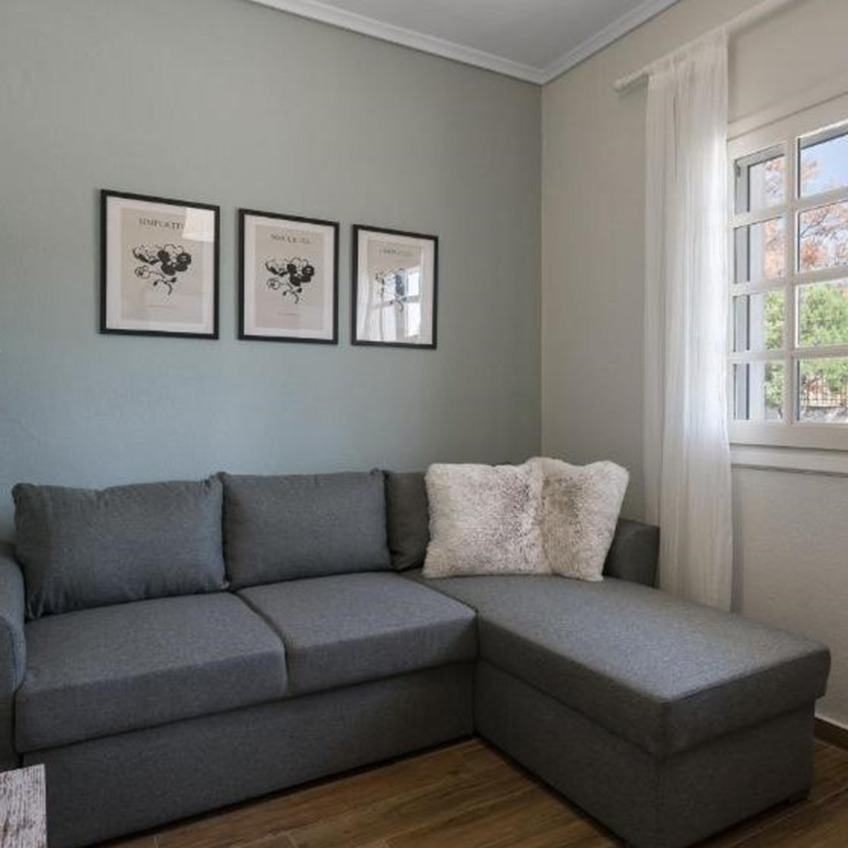 Slaapbank MARSLEV met chaise longue en OSCAR Gemeubileerde woonkamer met bank, kussens en decoratie