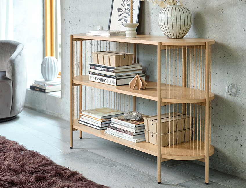 Open dressoir met planken in een woonkamer