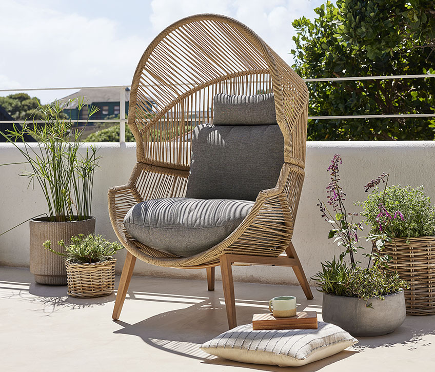 Grote loungestoel op een zonnig balkon