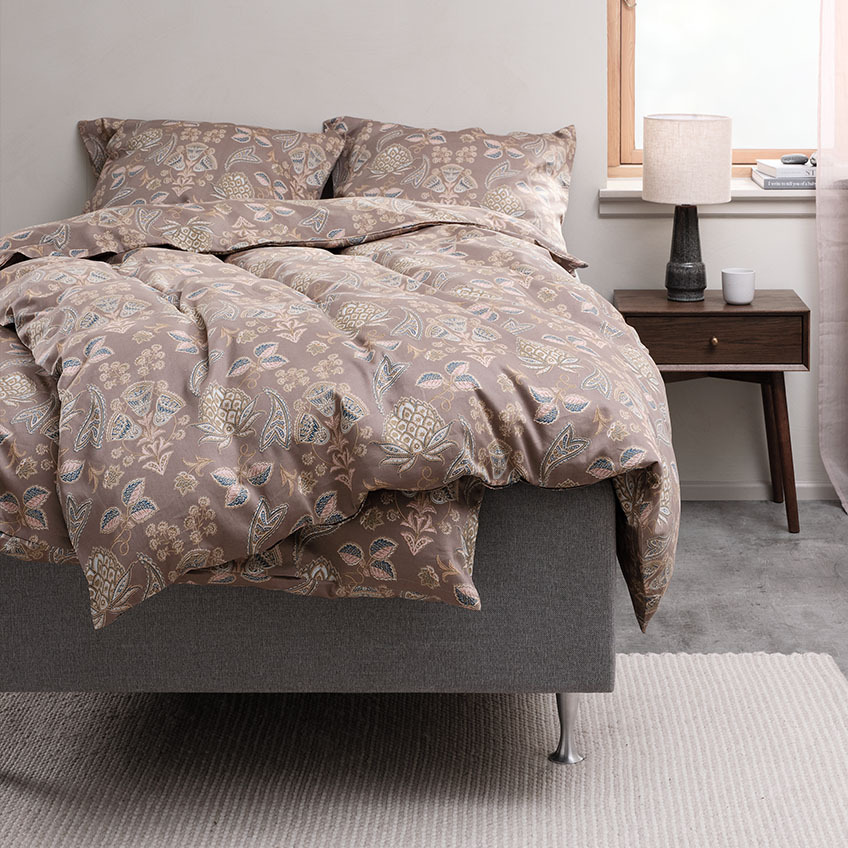 Dekbedovertrek en katoenen beddengoed met paisleymotief op bed in slaapkamer
