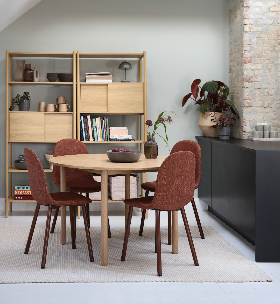 Ronde eettafel met stoelen in terracotta kleur