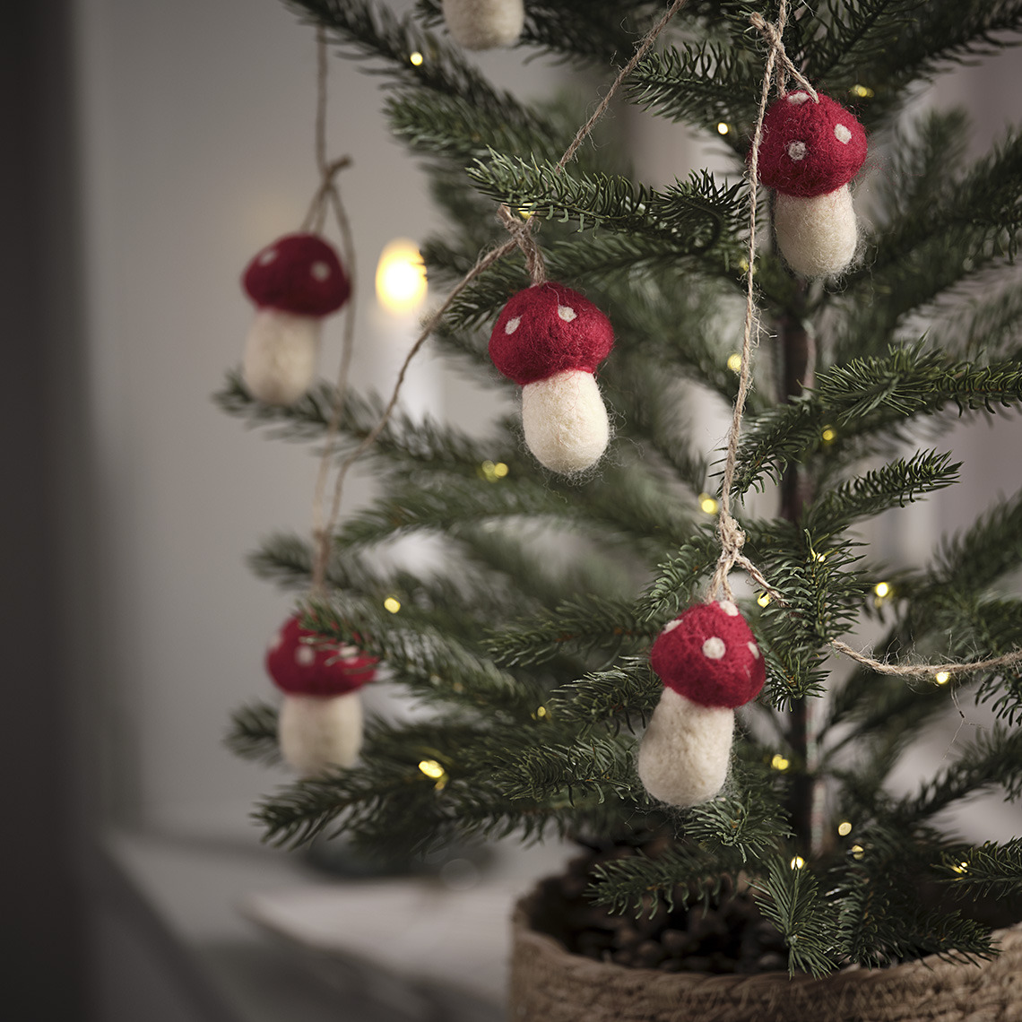 Kunstkerstboom met paddenstoelenslinger 