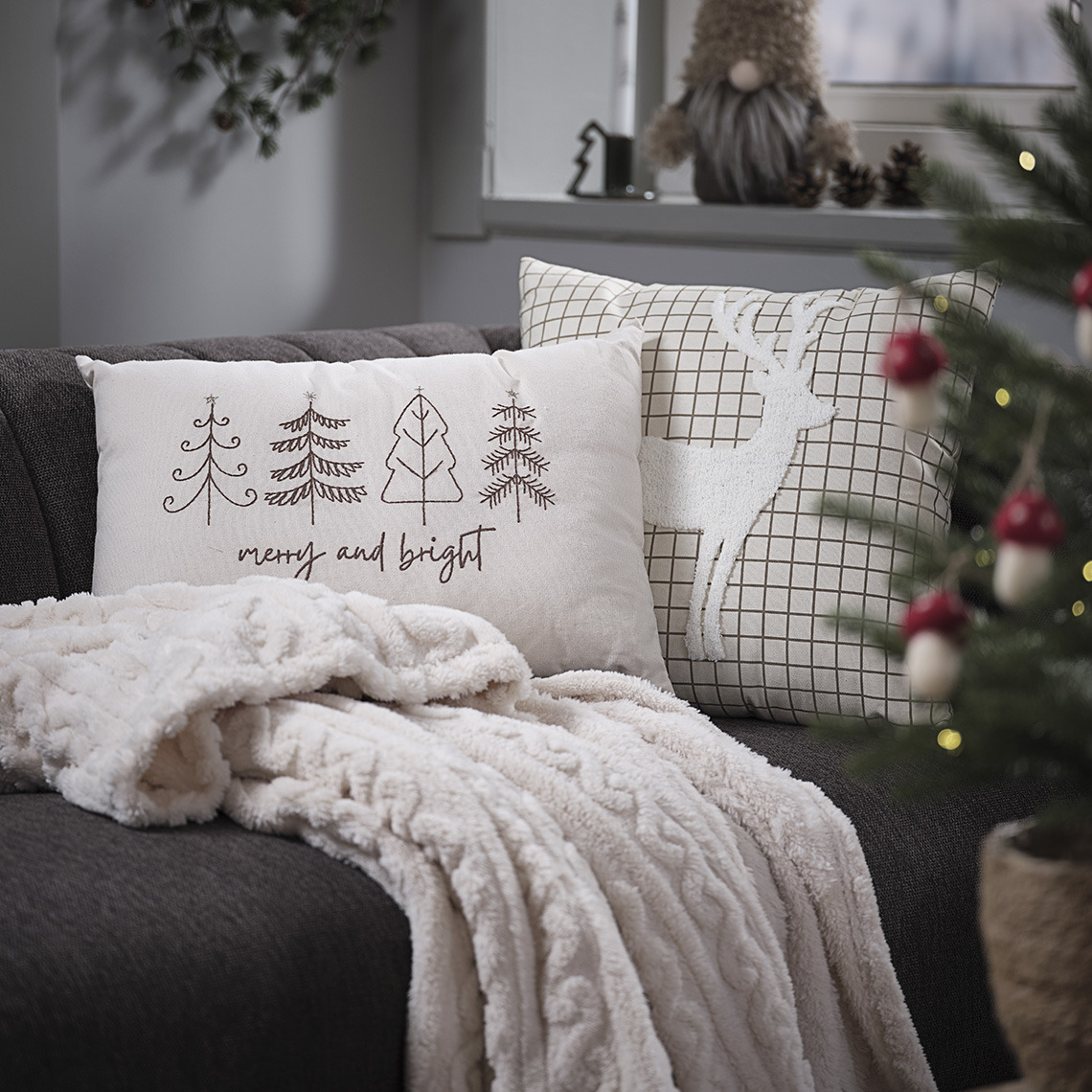 Sofa met kerstkussens en een plaid