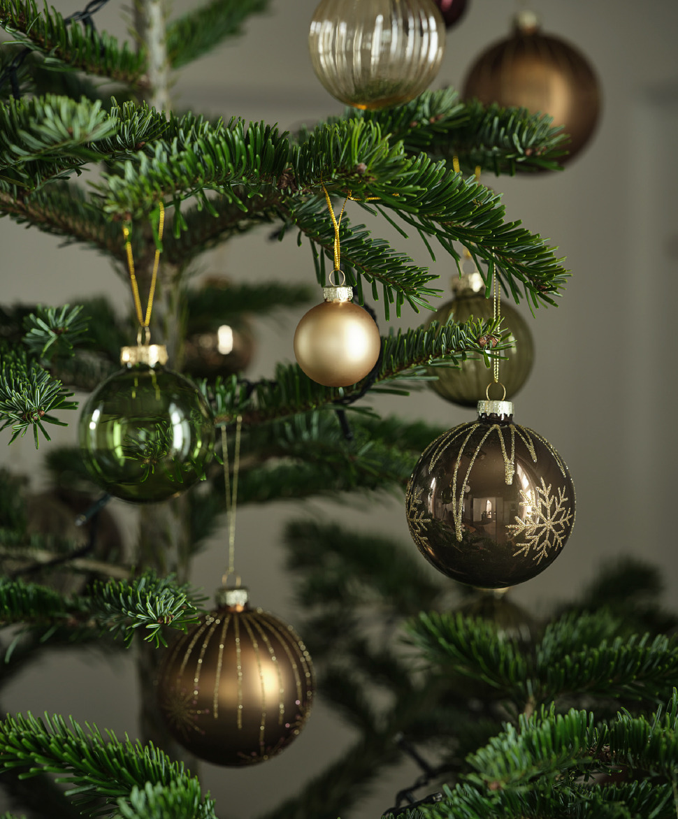 Een kerstboom versierd met glitterende kerstballen